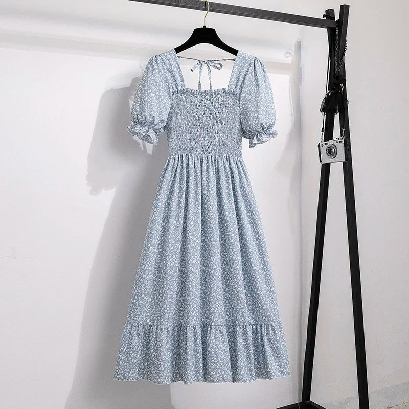 Luftiges Chiffonkleid mit elastischer Taille und Falten – kurzärmelig, bequem und perfekt für entspannte Sommerlooks.