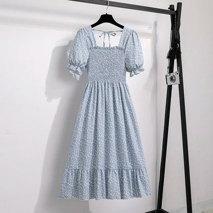 Luftiges Chiffonkleid mit elastischer Taille und Falten – kurzärmelig, bequem und perfekt für entspannte Sommerlooks.