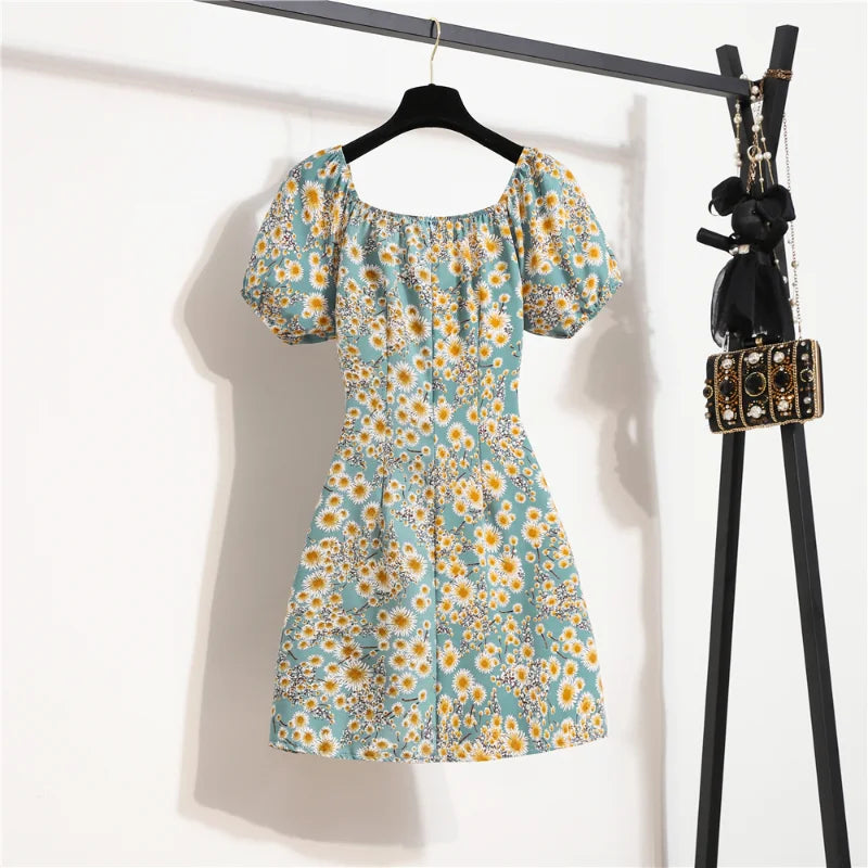 Luftiges Chiffon-Minikleid mit Blumenprint, Puffärmeln und Falten-Details – leicht, verspielt und perfekt für sommerliche Alltagslooks.