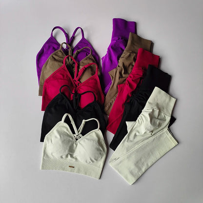 Nahtloses Fitness-Set mit V-Ausschnitt-Bra und figurformenden Leggings – schnelltrocknend, formend und ideal für intensives Training.