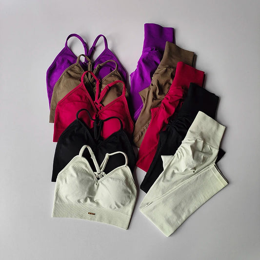 Nahtloses Fitness-Set mit V-Ausschnitt-Bra und figurformenden Leggings – schnelltrocknend, formend und ideal für intensives Training.
