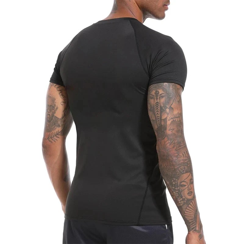 Kompressionsshirt mit Print und kurzen Ärmeln – schnelltrocknend, atmungsaktiv und perfekt für Gym, Training oder als Baselayer.