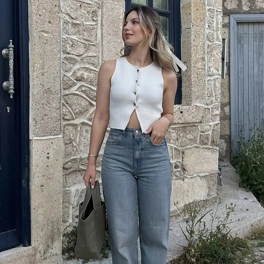 Weißes Strick-Crop-Top mit Knopfleiste – schlicht, sommerlich und perfekt für lässige Streetwear-Looks.