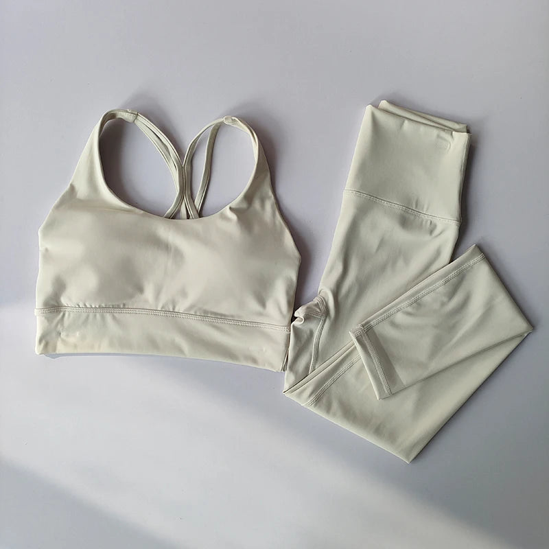Atmungsaktives Yoga-Set mit formendem Sport-Bra und Leggings – figurbetont, stylisch und ideal für Fitness, Yoga oder Alltag.