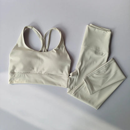 Atmungsaktives Yoga-Set mit formendem Sport-Bra und Leggings – figurbetont, stylisch und ideal für Fitness, Yoga oder Alltag.