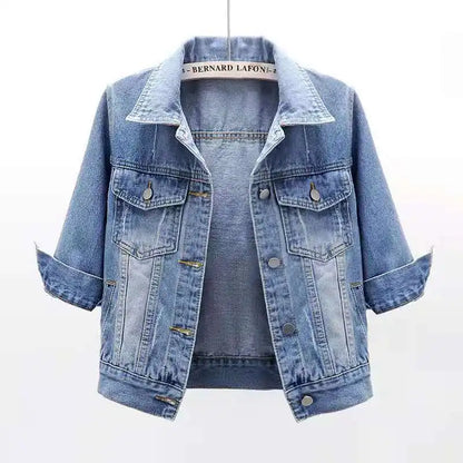 Kurze Jeansjacke in Pastellfarben – locker geschnitten, lässig und ideal für stylische Übergangslooks.