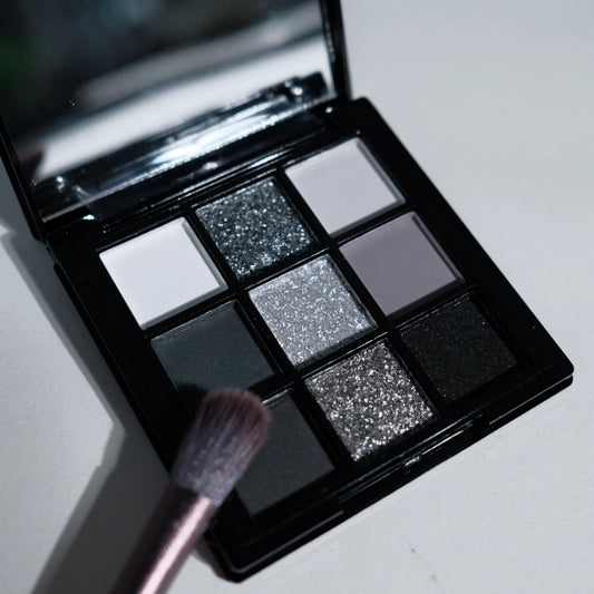 Lidschattenpalette mit 9 Farben in Schwarz-, Grau- und Silbertönen – matt & schimmernd, ideal für Smokey Eyes, Bühne oder Party-Make-up.
