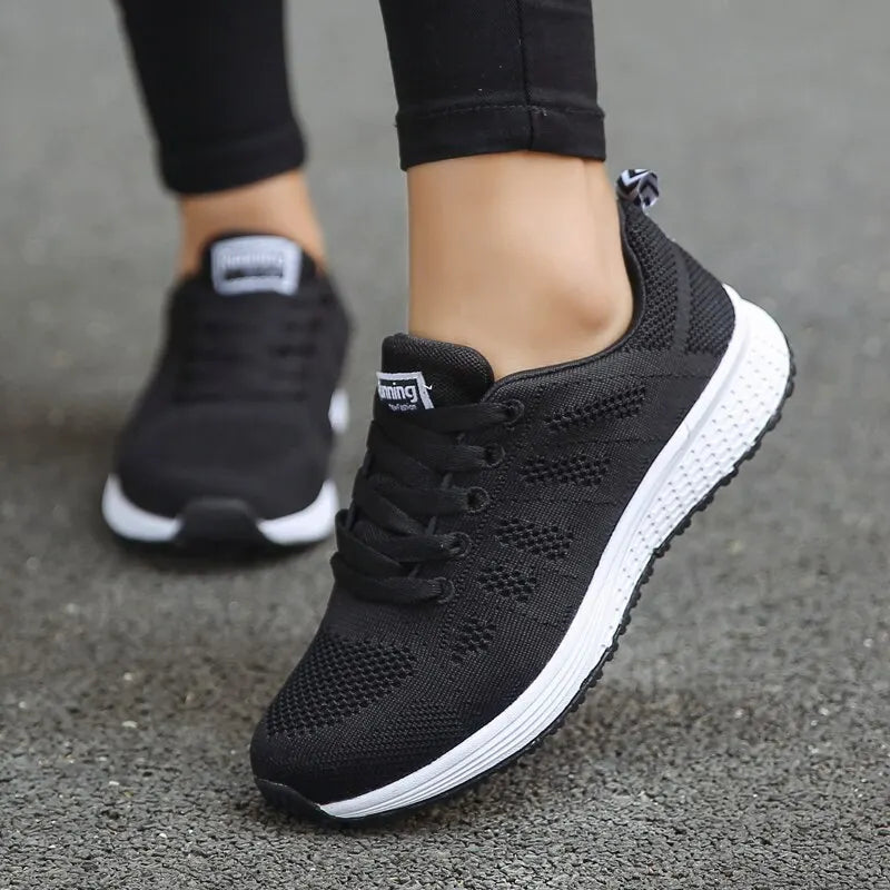 Modische Damen-Sneaker aus atmungsaktivem Mesh – leicht, bequem und ideal für Alltag, Spaziergänge oder Freizeitlooks.