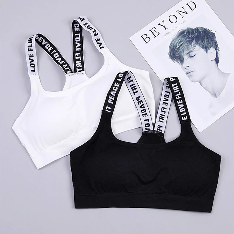 Nahtloser Sport-Bra mit Push-up-Effekt – atmungsaktiv, stützend und ideal für intensives Training oder Yoga.