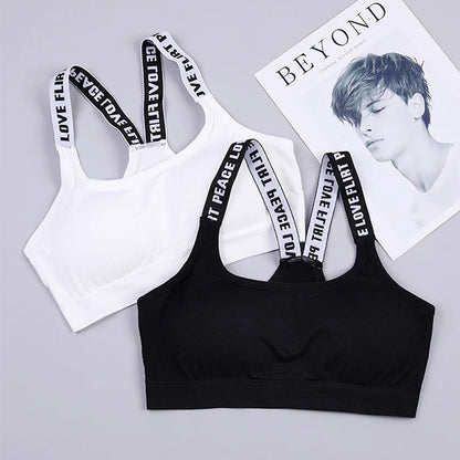 Nahtloser Sport-Bra mit Push-up-Effekt – atmungsaktiv, stützend und ideal für intensives Training oder Yoga.