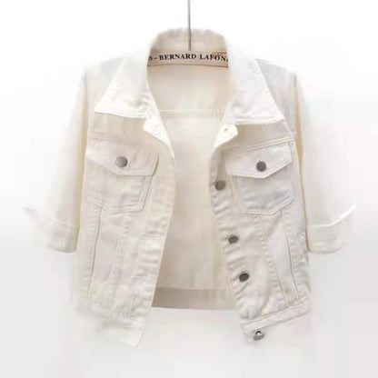 Kurze Jeansjacke in Pastellfarben – locker geschnitten, lässig und ideal für stylische Übergangslooks.