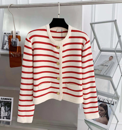 Gestreifter Strick-Cardigan mit Rundhals und Knopfleiste – cropped, chic und perfekt für lässige Looks im Alltag.