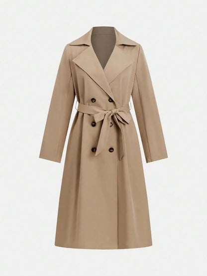 Eleganter Trenchcoat mit Taillengürtel und doppelter Knopfleiste – britischer Stil, figurbetont und perfekt für stilvolle Alltagslooks.