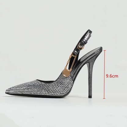 Stiletto-Pumps mit Glitzersteinen, spitzer Kappe und Riemchen – elegant, schimmernd und auffällig