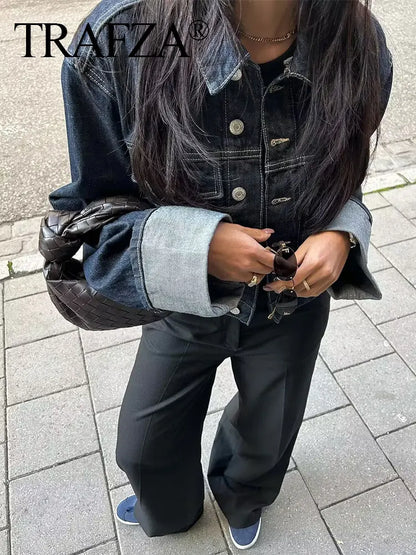 Vintage-Jeansjacke und Hose in Dunkelblau mit Knopfleiste und Taschen – zeitlos, lässig und perfekt für coole High-Street-Looks.