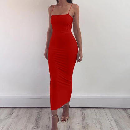 Langes Spaghettiträgerkleid im figurbetonten Schnitt – leicht, sexy und ideal für Clubnächte oder stylische Sommerlooks.