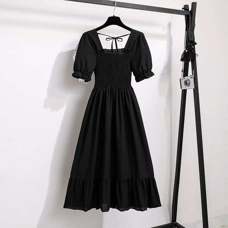 Luftiges Chiffonkleid mit elastischer Taille und Falten – kurzärmelig, bequem und perfekt für entspannte Sommerlooks.