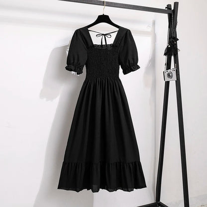 Luftiges Chiffonkleid mit elastischer Taille und Falten – kurzärmelig, bequem und perfekt für entspannte Sommerlooks.