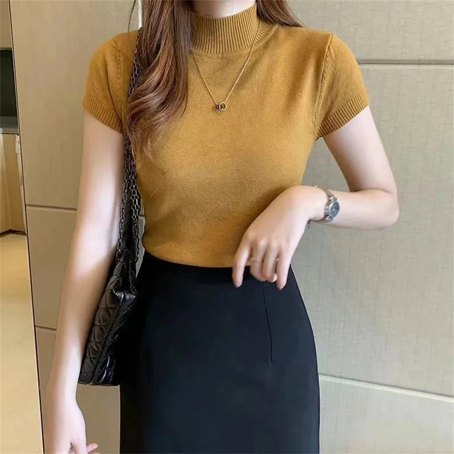 Leichter Strickpullover mit kurzem Arm und Rollkragen – schlicht, bequem und perfekt für Übergangslooks mit Stil.