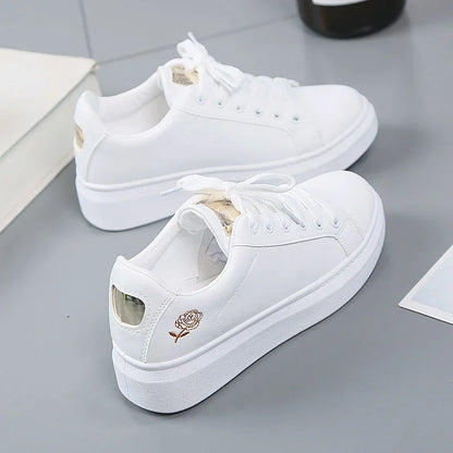 Modische Damen-Sneaker aus PU-Leder mit Blumenstickerei – atmungsaktiv, bequem und ideal für stylische Alltagslooks 2024.