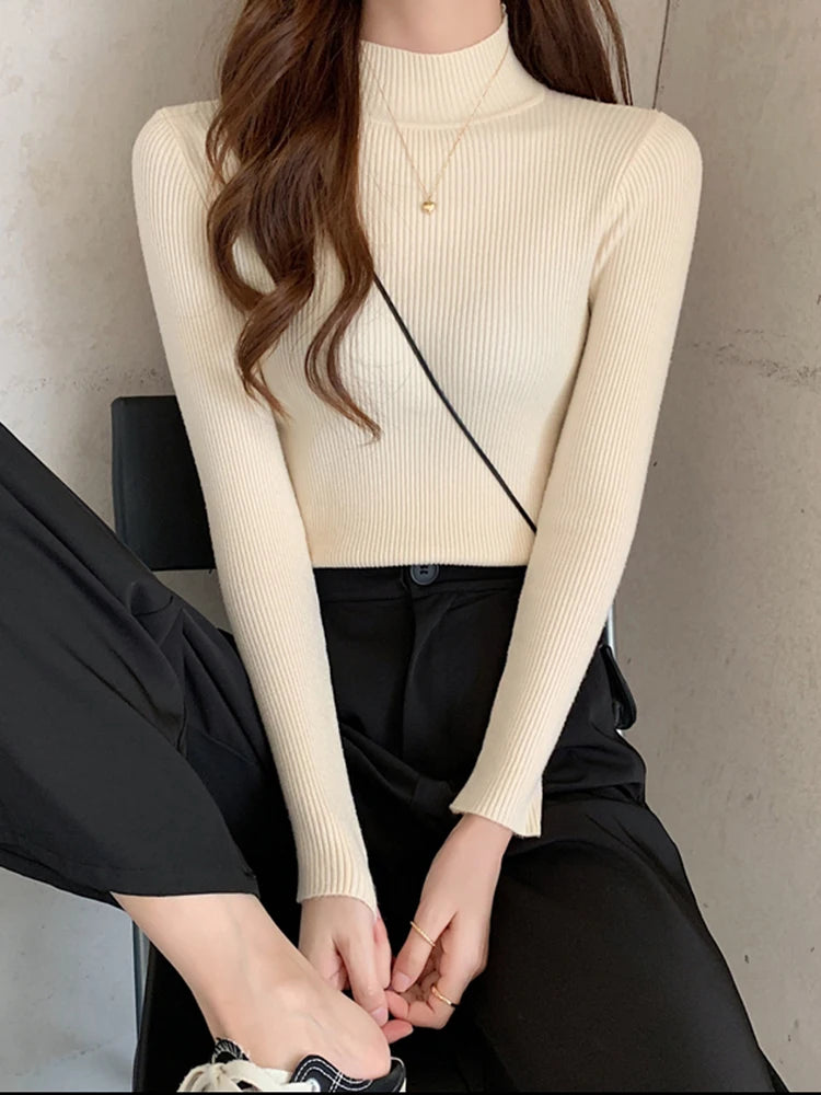 Schmaler Strickpullover mit Stehkragen – vintage-inspiriert, schlicht und ideal für stylische Alltagslooks in kühleren Monaten.