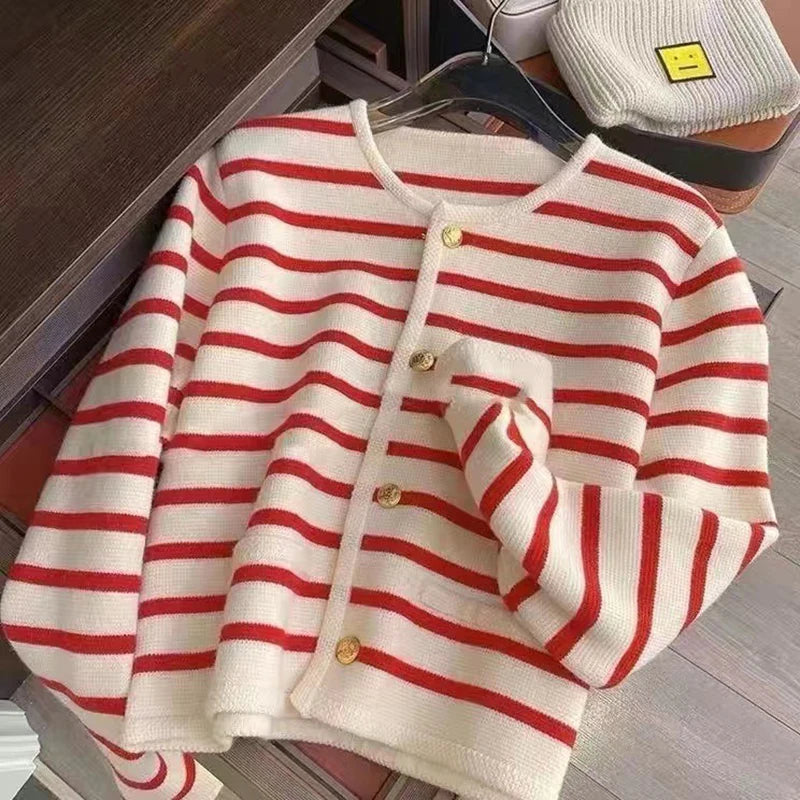 Gestreifter Strick-Cardigan mit Rundhals und Knopfleiste – cropped, chic und perfekt für lässige Looks im Alltag.