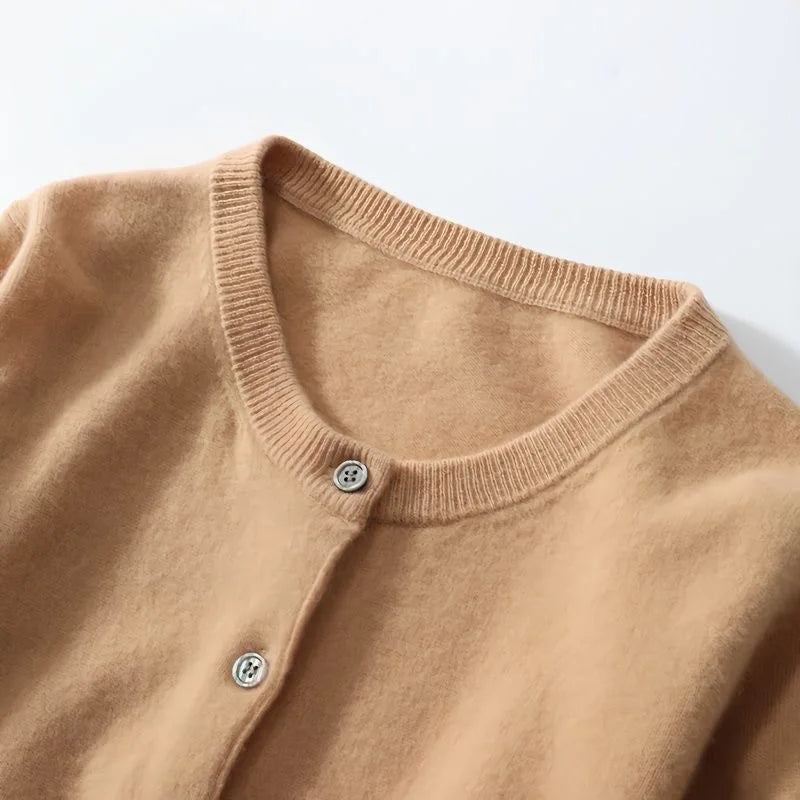 Klassischer Strickcardigan mit Rundhals und Knopfleiste – weich, schlicht und ideal für elegante Alltagslooks.