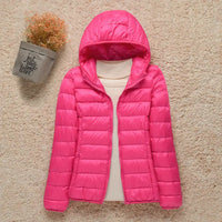 Leichte Daunenjacke mit winddichtem Design – schmal geschnitten, warm und perfekt für kalte Tage mit stylischem Komfort.