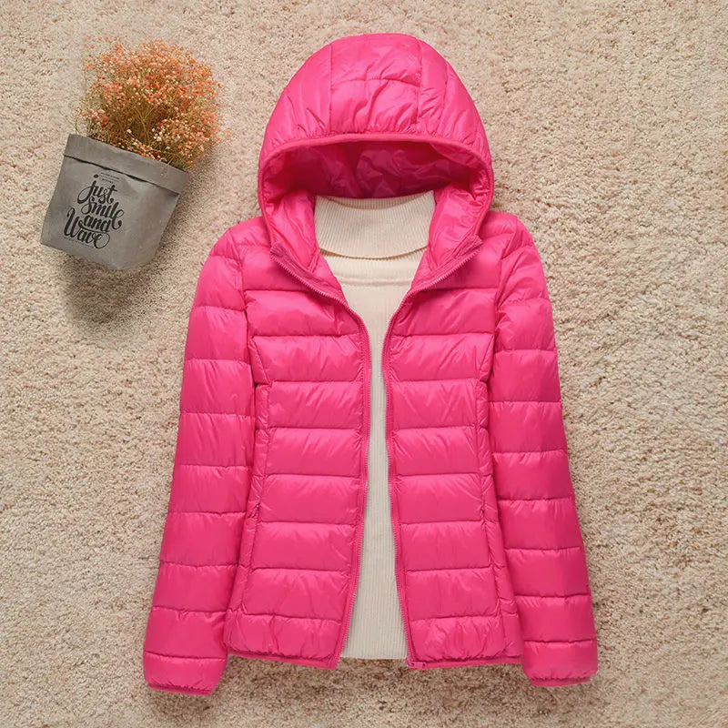 Leichte Daunenjacke mit winddichtem Design – schmal geschnitten, warm und perfekt für kalte Tage mit stylischem Komfort.