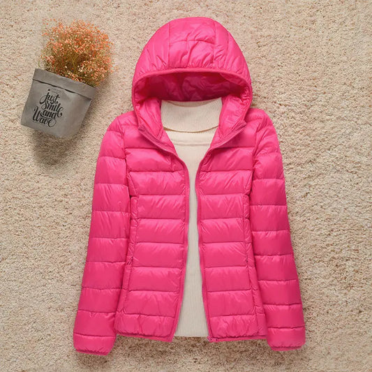 Leichte Daunenjacke mit winddichtem Design – schmal geschnitten, warm und perfekt für kalte Tage mit stylischem Komfort.