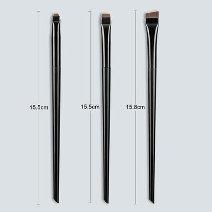 3-teiliges Pinselset mit abgeschrägten Kanten – ideal für Eyeliner, Brauen und Lidschatten, für präzise Konturen und feine Details.