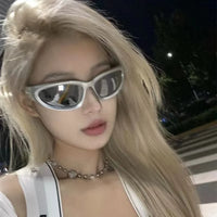 Koreanische Unisex-Sonnenbrille im stylischen Design – ideal fürs Autofahren & als modisches Accessoire für Damen und Herren.