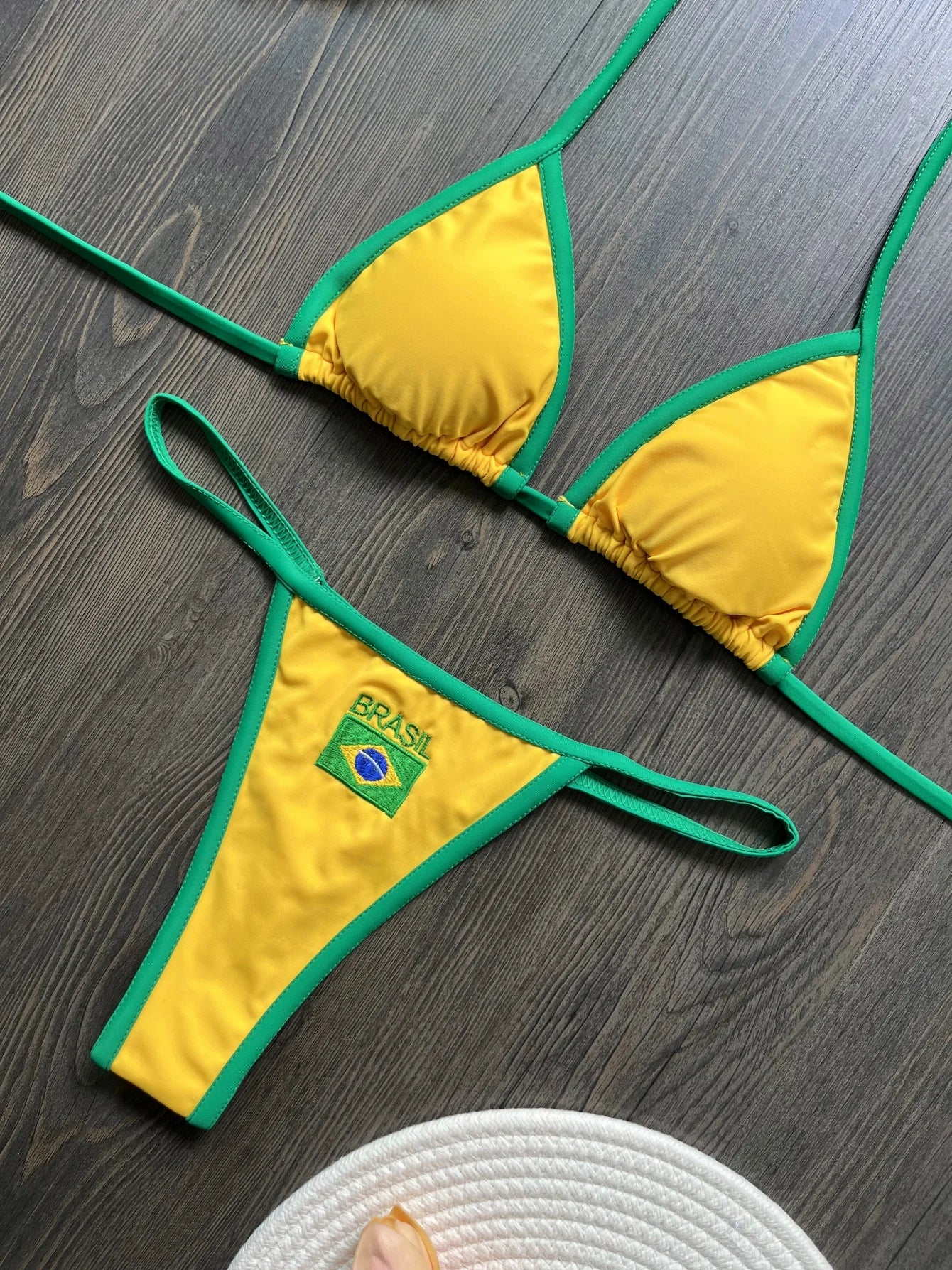 Brasil Flag Bikini-Set – Stylisches Patchwork-Design mit Stickerei & Kontrastdetails