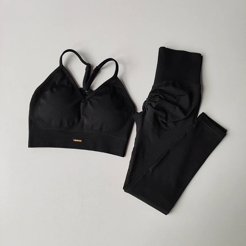Nahtloses Fitness-Set mit V-Ausschnitt-Bra und figurformenden Leggings – schnelltrocknend, formend und ideal für intensives Training.
