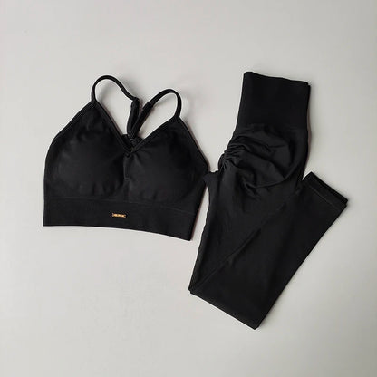 Nahtloses Fitness-Set mit V-Ausschnitt-Bra und figurformenden Leggings – schnelltrocknend, formend und ideal für intensives Training.
