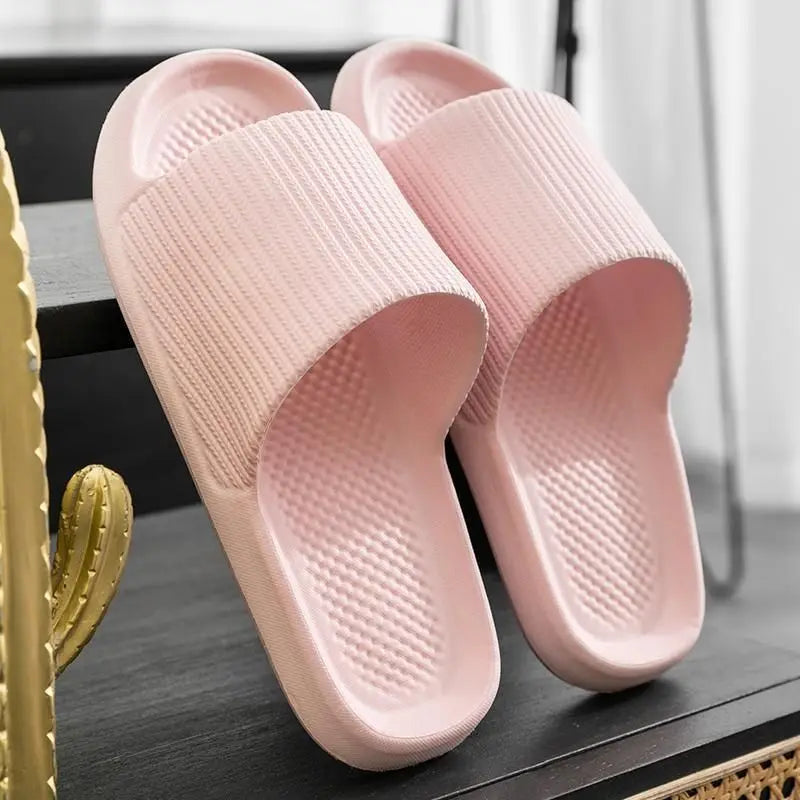 Hausschuhe – weich, rutschfest und stylisch, ideal für Bad, Zuhause oder entspannte Sommertage.