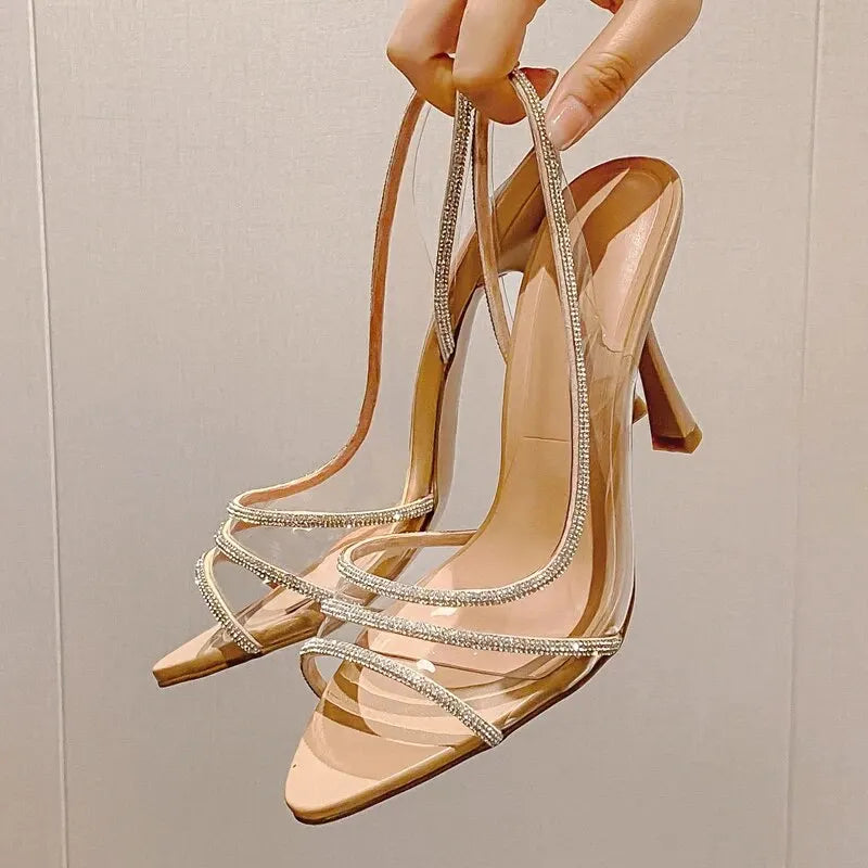 Transparente Slingback-Pumps mit Glitzer und spitzer Kappe – leicht, schick und mit hohem Absatz