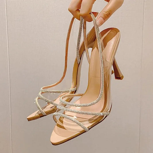 Transparente Slingback-Pumps mit Glitzer und spitzer Kappe – leicht, schick und mit hohem Absatz