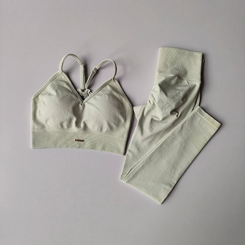 Nahtloses Fitness-Set mit V-Ausschnitt-Bra und figurformenden Leggings – schnelltrocknend, formend und ideal für intensives Training.