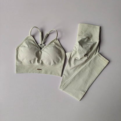 Nahtloses Fitness-Set mit V-Ausschnitt-Bra und figurformenden Leggings – schnelltrocknend, formend und ideal für intensives Training.