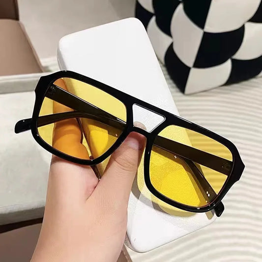 Oversized Square-Sonnenbrille im Studio-Aesthetic – stylisch, farbig & perfekt für auffällige Sommerlooks und Fashion-Statements.