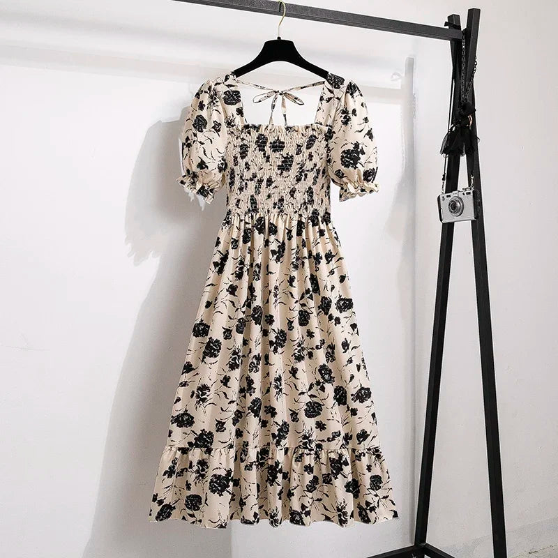 Luftiges Chiffonkleid mit elastischer Taille und Falten – kurzärmelig, bequem und perfekt für entspannte Sommerlooks.
