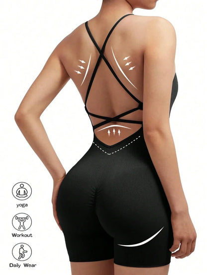 Rückenfreier Fitness-Jumpsuit mit verstellbaren Trägern und Scrunch-Shorts – figurbetont, flexibel und ideal für Workout oder Yoga.