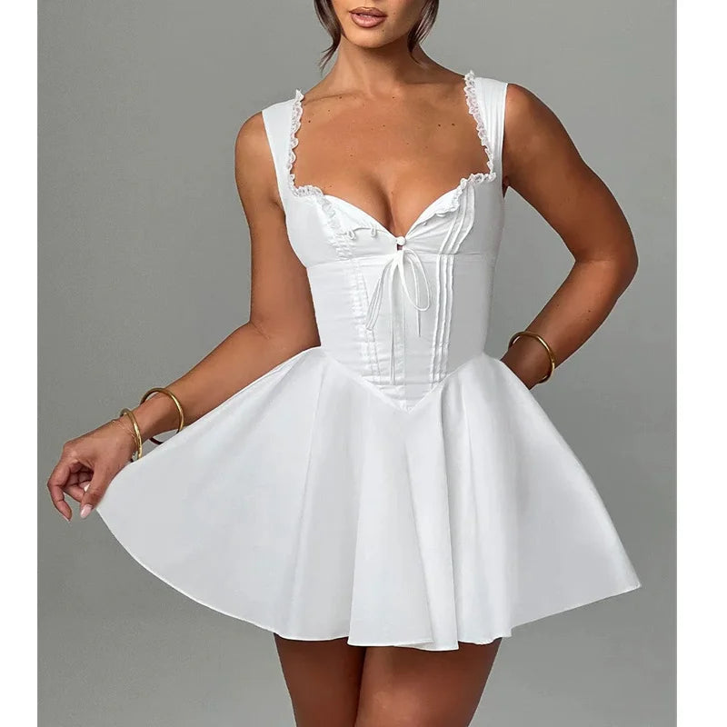 Lamuusaa Korsettkleid – Stilvolles Minikleid mit eckigem Ausschnitt, ärmellos und verspieltem Rüschen-Saum. Perfekt für aufregende Looks im Club oder besondere Anlässe.
