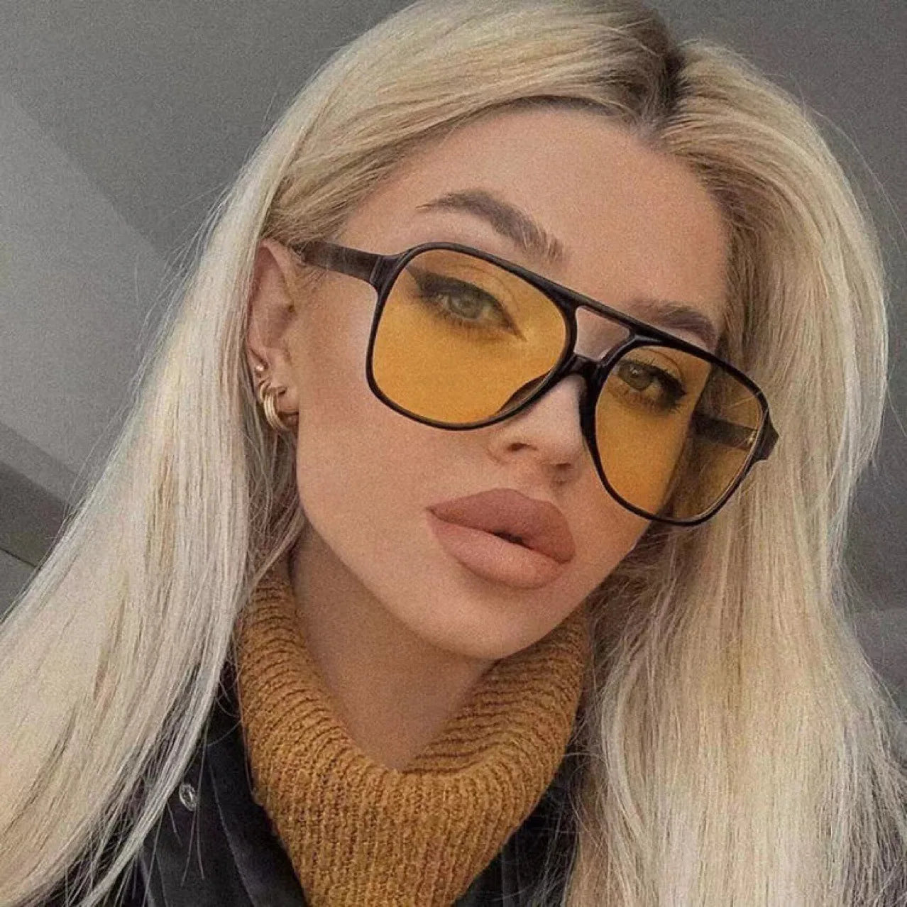 Oversized Square-Sonnenbrille im Studio-Aesthetic – stylisch, farbig & perfekt für auffällige Sommerlooks und Fashion-Statements.