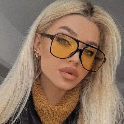 Oversized Square-Sonnenbrille im Studio-Aesthetic – stylisch, farbig & perfekt für auffällige Sommerlooks und Fashion-Statements.