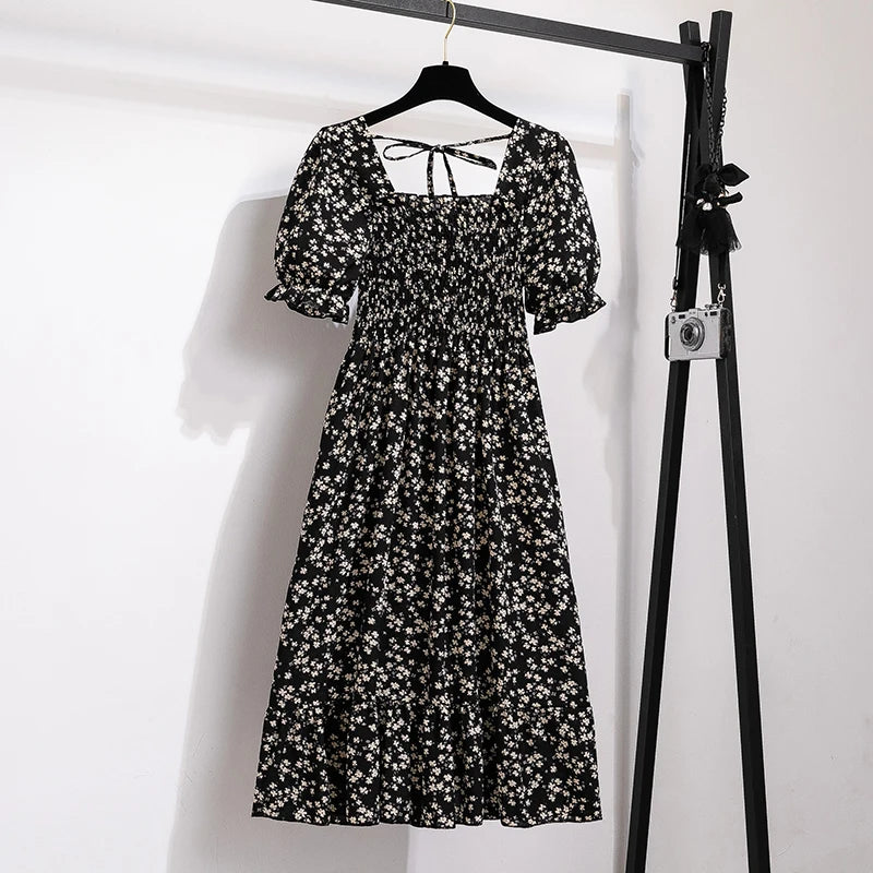 Luftiges Chiffonkleid mit elastischer Taille und Falten – kurzärmelig, bequem und perfekt für entspannte Sommerlooks.