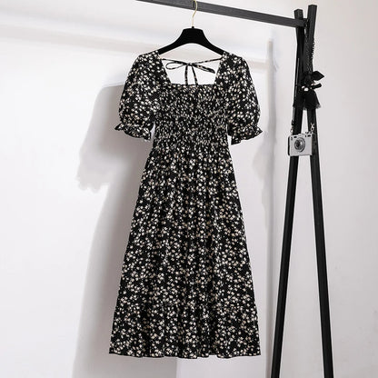 Luftiges Chiffonkleid mit elastischer Taille und Falten – kurzärmelig, bequem und perfekt für entspannte Sommerlooks.