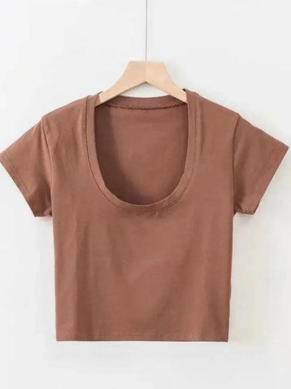 Kurzärmeliges Crop-Top mit U-Ausschnitt und tailliertem Schnitt – schlicht, figurbetont und perfekt für lässige Streetwear-Outfits.