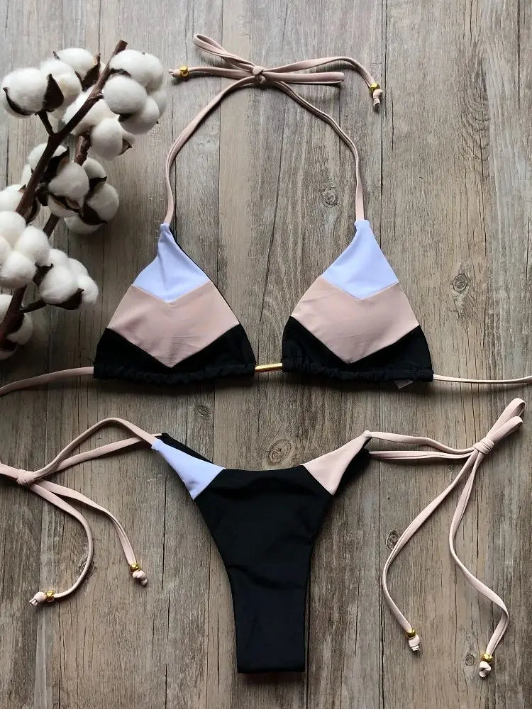 Micro-Bikini – Thong-Design mit tropischem Print und String-Details